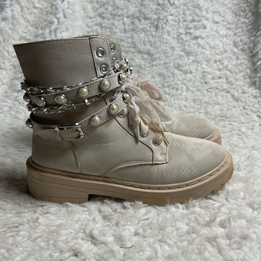 SUGAR KADE Ivory silver tone chain & Pearl Accents Strappy Combat Boots SZ7.5M